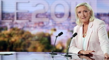 Parigi, Le Pen scende in campo e punta all'Eliseo: Sono innocente e farò ricorso