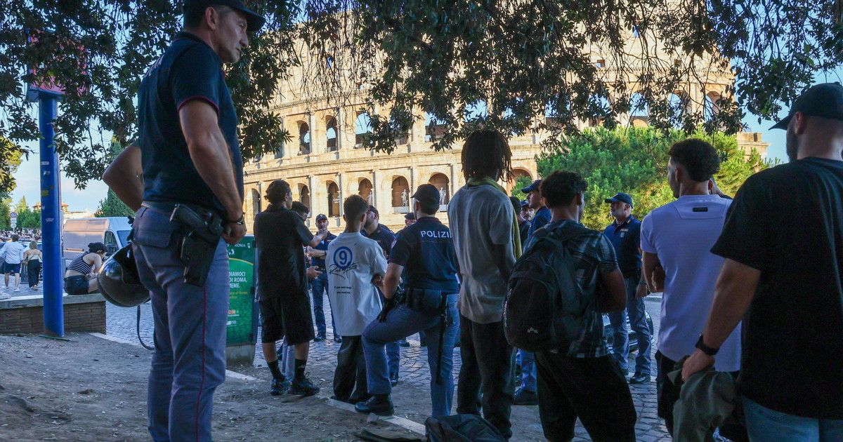 roma maxi retata al colosseo tredici stranieri fermati da Iltempo.it roma maxi retata al colosseo tredici stranieri fermati