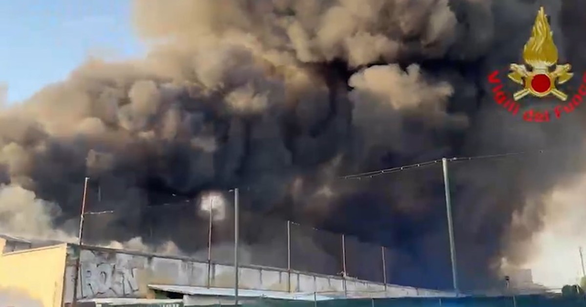 milano maxi incendio in un deposito colonna di fumo e aria irrespirabile video da Iltempo.it milano maxi incendio in un deposito colonna di fumo e aria irrespirabile video