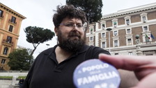 La difesa (con citazioni bibliche) di Adinolfi: Io puro come acqua di fonte