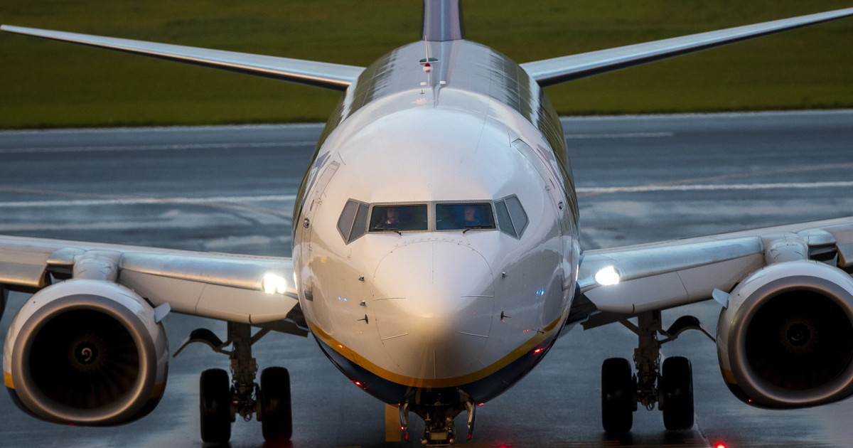 terrore su un volo ryanair passeggero risucchiato dal finestrino esploso da Iltempo.it terrore su un volo ryanair passeggero risucchiato dal finestrino esploso
