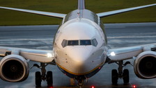Terrore su un volo Ryanair, passeggero risucchiato dal finestrino esploso