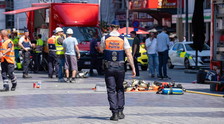 Belgio, incendio in un palazzo di Bruxelles: morti e feriti. Sul posto il re e il premier