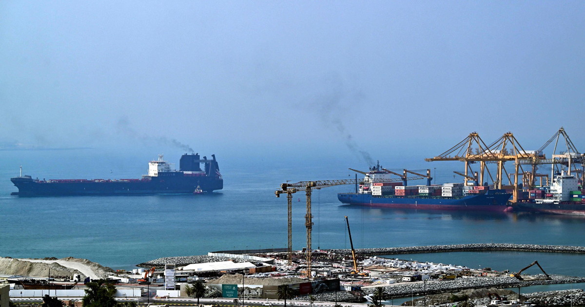 iran fuoco incrociato fa tremare la tregua bombe su hormuz e missili nel golfo da Iltempo.it iran fuoco incrociato fa tremare la tregua bombe su hormuz e missili nel golfo