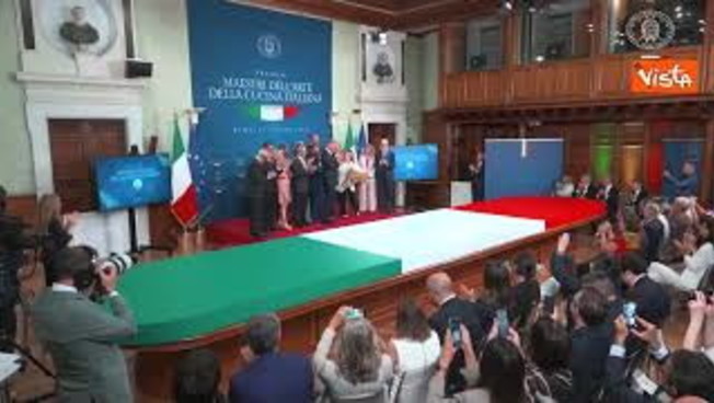 Lollobrigida dona alla premier un enorme mazzo di rose a premiazione Maestri della cucina