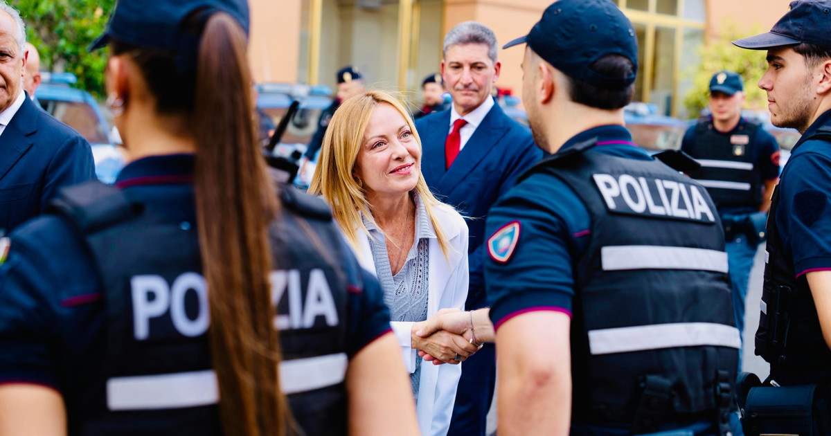 meloni visita la polizia non c 232 libert224 senza sicurezza da Iltempo.it meloni visita la polizia non c 232 libert224 senza sicurezza