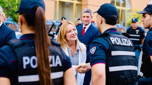 Meloni visita la Polizia: Non c'è libertà senza sicurezza