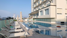 Milano Marittima, bimba muore annegata nella piscina dell'hotel