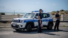 Vigili urbani armati in strada ma derubati a casa. Sparite tre pistole all'anno