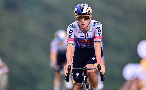 Evenepoel beffa Pogacar e vince la 15esima tappa al Tour, ritiro Vingegaard
