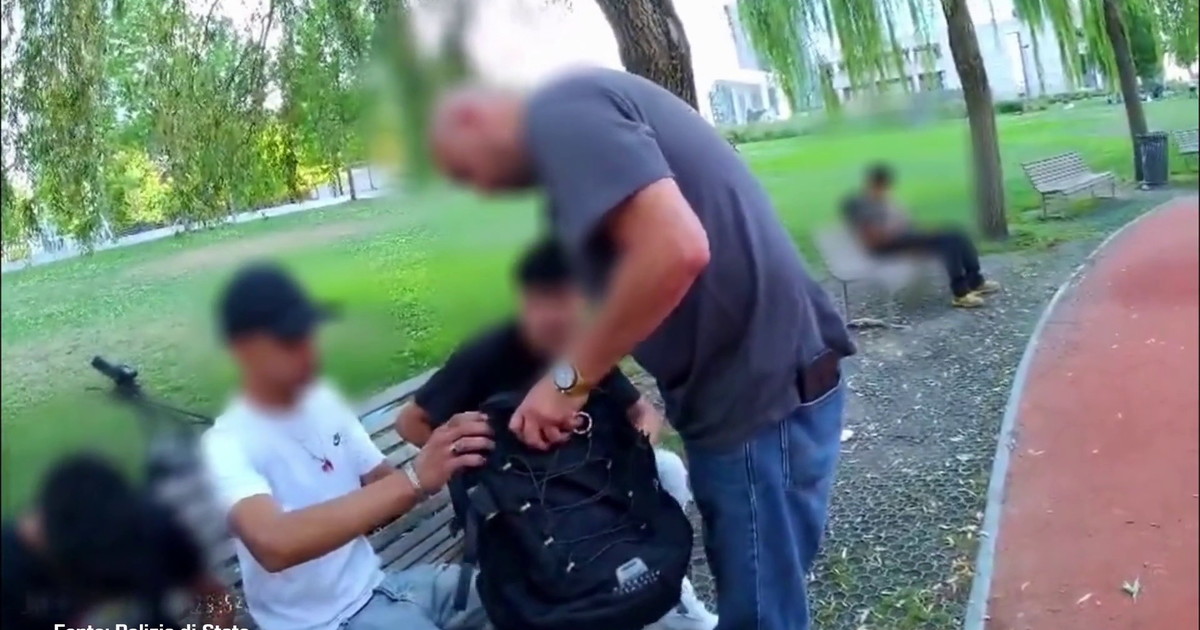 Blitz della polizia contro criminalità giovanile, agenti in azione durante operazione in città italiana, immagine di approfondimento