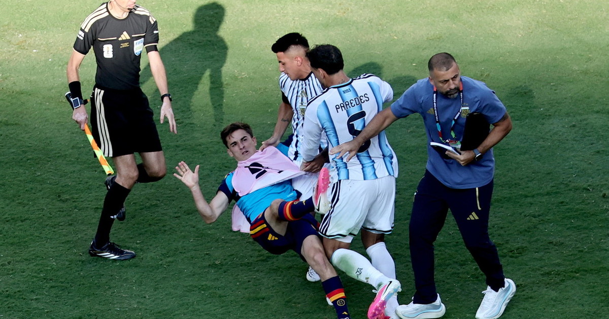 spagna argentina finisce in rissa la presunta provocazione a messi e paredes furioso video da Iltempo.it spagna argentina finisce in rissa la presunta provocazione a messi e paredes furioso video