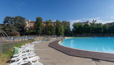 I rischi chimici in piscina: i medici lanciano l'allarme sulla tossicità dei disinfettanti dell'acqua