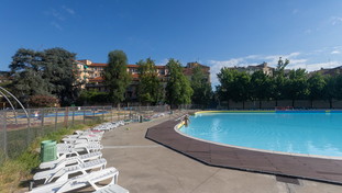 I rischi chimici in piscina: i medici lanciano l'allarme sulla tossicità dei disinfettanti dell'acqua