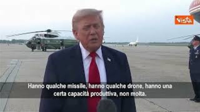 Donald Trump parla ai giornalisti prima di salire sull’Air Force One