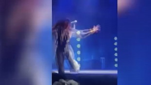 Noemi choc durante il concerto: cade rovinosamente dal palco e finisce in ospedale | <span style=color: rgb(153, 0, 0);>GUARDA</span>