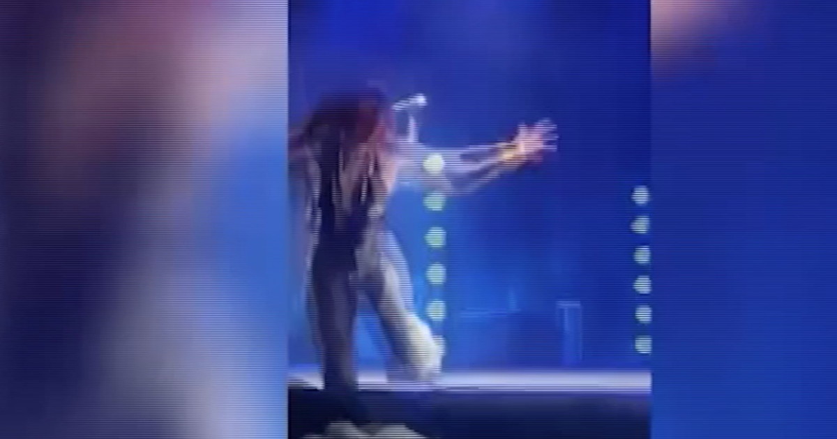 noemi choc durante il concerto cade rovinosamente dal palco e finisce in ospedale guarda da Iltempo.it noemi choc durante il concerto cade rovinosamente dal palco e finisce in ospedale guarda