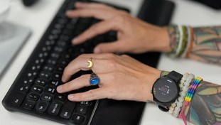 Il tempo digitale: perché le ore cambiano davanti a uno schermo
