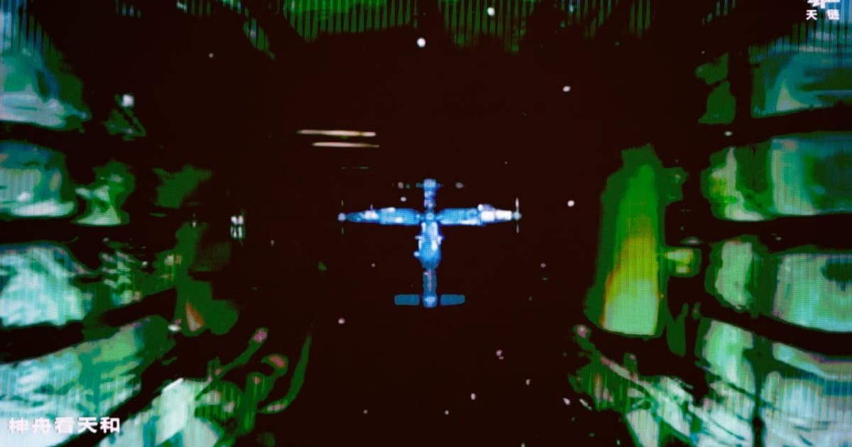 Astronauti cinesi indossano sensori e visori per realtà virtuale in orbita attorno alla Terra, immagine di approfondimento