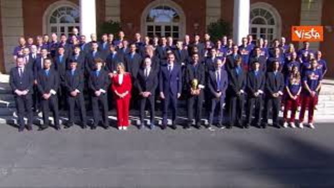 Sanchez riceve Nazionale spagnola a Palazzo della Moncloa, la foto di gruppo con la Coppa del Mondo