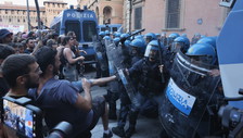 La piazza di Lepore finisce tra bombe carte e lacrimogeni