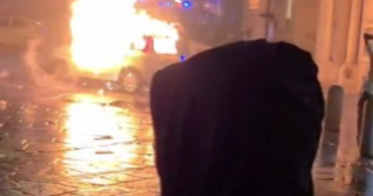 caccia rossa al poliziotto a bologna pietre bombe carta e auto in fiamme il video choc da Iltempo.it caccia rossa al poliziotto a bologna pietre bombe carta e auto in fiamme il video choc