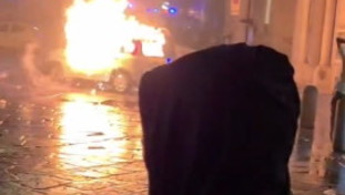 Caccia rossa al poliziotto. Pietre, bombe carta e auto bruciate a Bologna | <span style=color: rgb(153, 0, 0);>VIDEO</span>