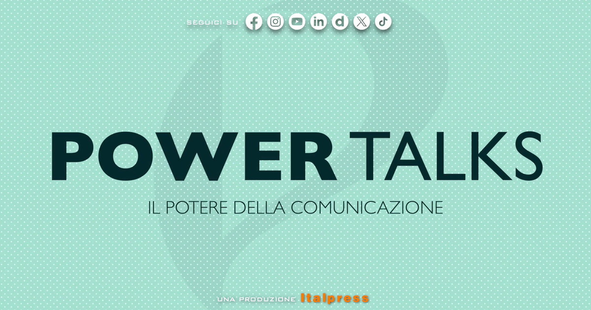 Studio televisivo con conduttrice e ospite seduti in dialogo per la trasmissione Power Talks