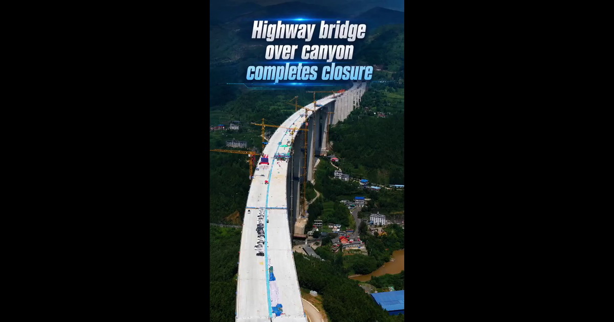 Cina, costruito un ponte alto come un edificio di 50 piani su un canyon