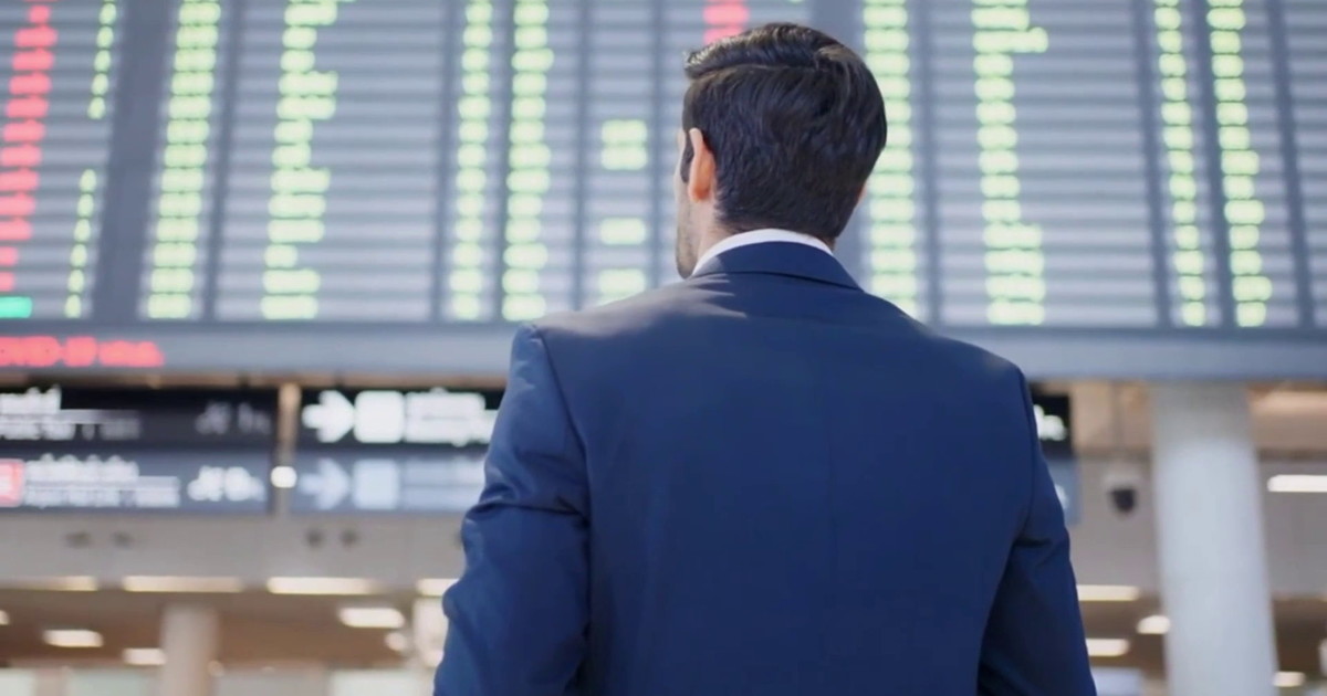 Passeggeri negli aeroporti italiani, banco check-in, persone in attesa con valigie, immagine di approfondimento