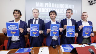 FdI rilancia: "Mai pi&ugrave; deliquenti risarciti". Poi apre sulla legittima difesa