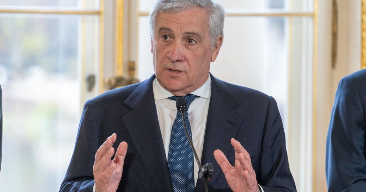 Sala riunioni parlamentare con ministro durante audizione ufficiale davanti a commissioni parlamentari congiunte, immagine di approfondimento