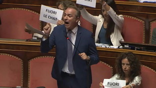 Sceneggiata M5s in Senato: bagarre su Delmastro, occupati i banchi del governo