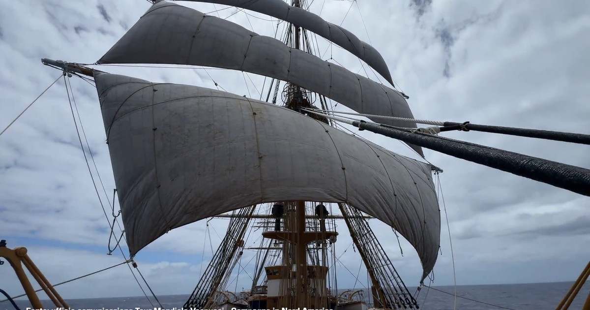 Nave militare Amerigo Vespucci in navigazione verso il Canada durante il tour mondiale, immagine di approfondimento