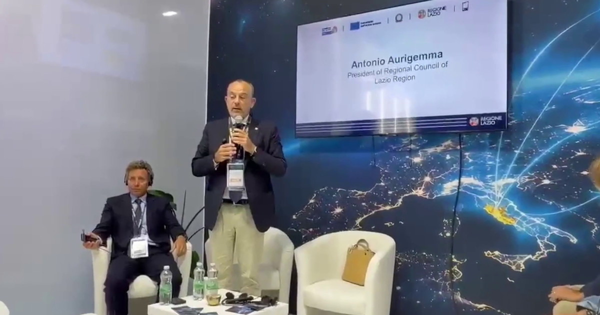 Delegazione laziale all'International Airshow di Farnborough con stand espositivi di aziende aerospaziali, immagine di approfondimento