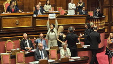 Gazzarra dei 5 Stelle: occupano il Senato tra urla, spintoni e feriti