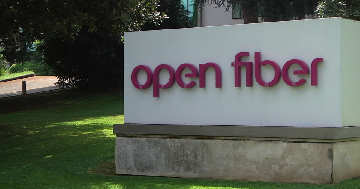 Impianti di fibra ottica e infrastrutture tecnologiche in ambiente urbano e industriale, simboli di innovazione digitale, immagine di approfondimento