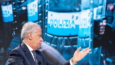 Piantedosi: I poliziotti hanno agito in modo corretto. Cosa emerge dai video