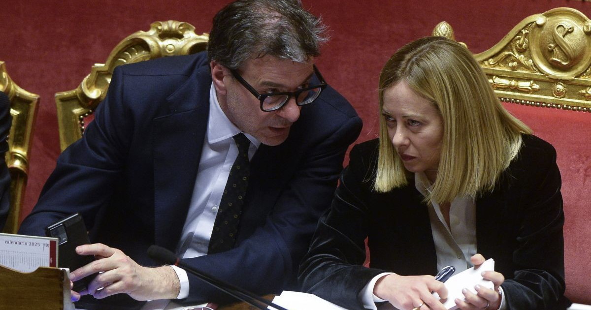 Confronto tra Meloni e Giorgetti sul caro carburanti, allo studio ipotesi accise mobili
