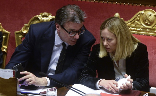 Confronto tra Meloni e Giorgetti sul caro carburanti, allo studio ipotesi accise mobili