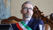 Lepore come un piromane: un sindaco guidato dal settarismo