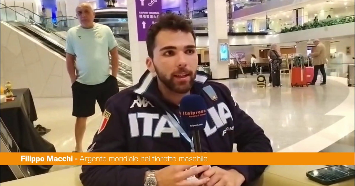 Atleta di scherma con fioretto in mano durante competizione internazionale a Hong Kong, immagine di approfondimento