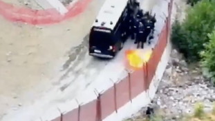 Razzi e bombe, guerra NoTav in Val di Susa: i video choc e l'agguato al cellulare