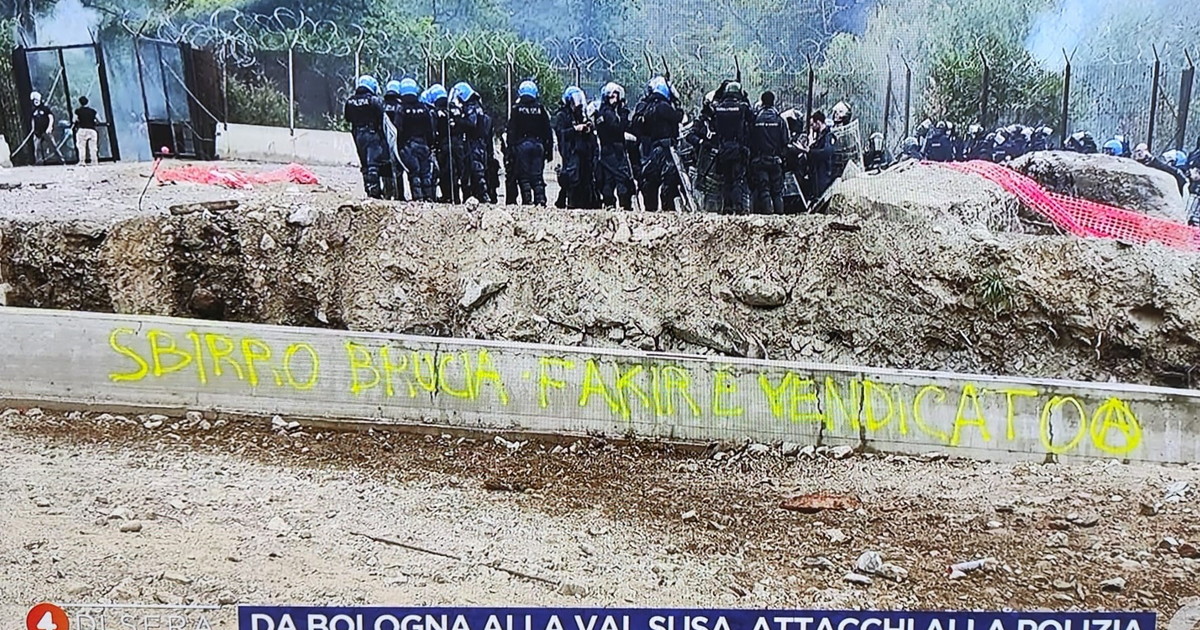 Cantiere in Val di Susa teatro di violenze, forze dell'ordine presidiano l'area tra tensioni