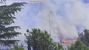 Paura a Roma, fiamme e fumo sulla careggiata dell'A24 | <span style=color: rgb(153, 0, 0);>VIDEO</span>