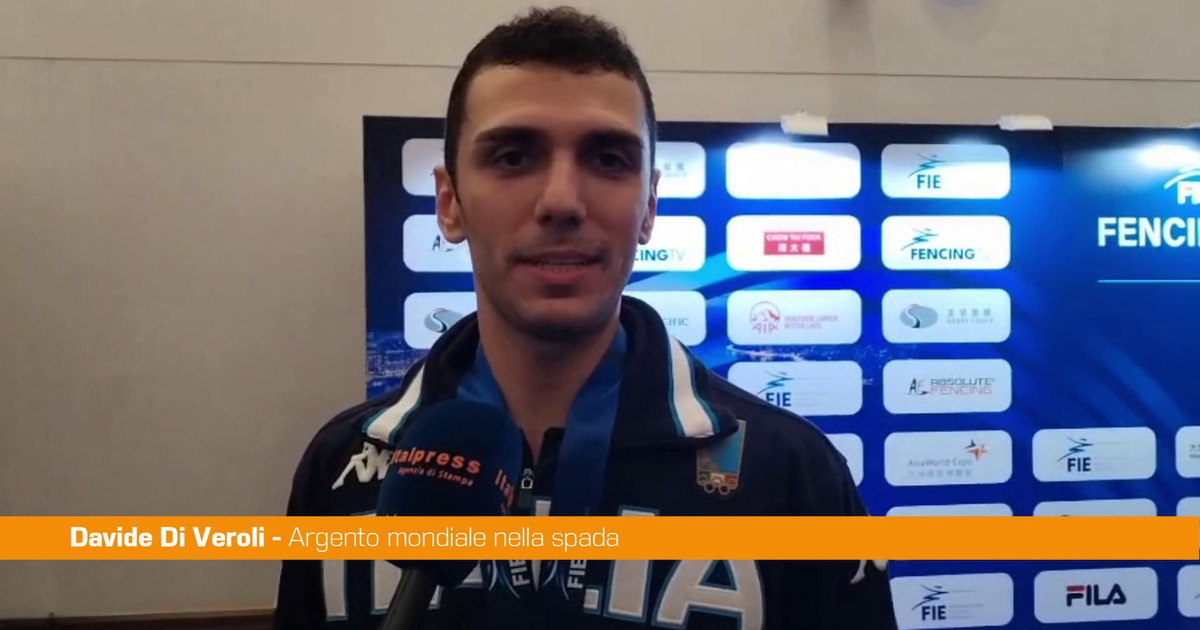 Atleta di scherma durante competizione internazionale a Hong Kong dopo gara finale, immagine di approfondimento