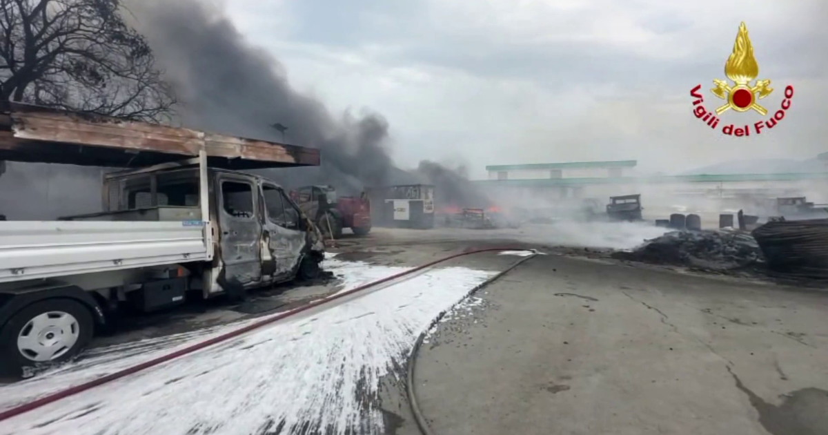 Termini Imerese, incendio nella zona industriale