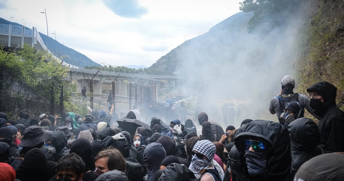 guerriglia no tav in val di susa 436 identificati un milione di danni e 126 agenti in ospedale da Iltempo.it guerriglia no tav in val di susa 436 identificati un milione di danni e 126 agenti in ospedale