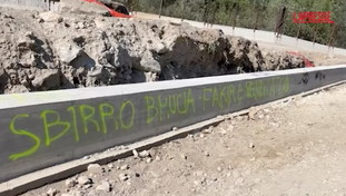 La scritta della vergogna dei No Tav in Piemonte: Fakir vendicato, sbirro brucia