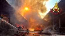 Novate Milanese, maxi incendio alla piattaforma ecologica: fumo a chilometri, ferito il custode